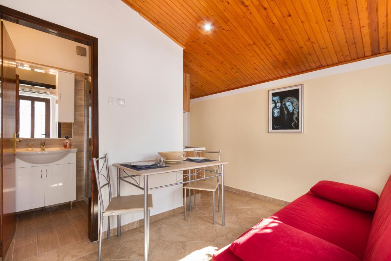 Weis Apartments ロヴィニ エクステリア 写真