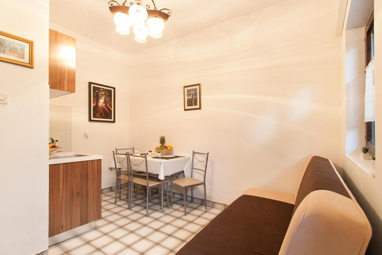 Weis Apartments ロヴィニ 部屋 写真